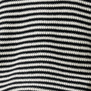 Lässiges Herren-T-Shirt mit kontrastfarbenem, gestreiftem Jacquard-Revers und lockerem Strickpullover mit kurzen Ärmeln