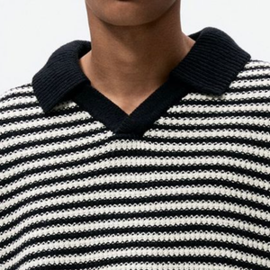 Lässiges Herren-T-Shirt mit kontrastfarbenem, gestreiftem Jacquard-Revers und lockerem Strickpullover mit kurzen Ärmeln