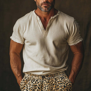 Bequemes Herren-T-Shirt mit V-Ausschnitt und Raw Edge für den Sommer in Hellkhaki