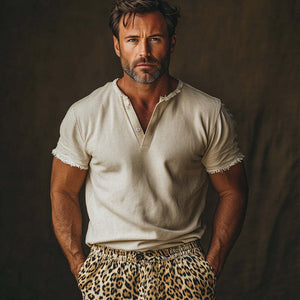 Bequemes Herren-T-Shirt mit V-Ausschnitt und Raw Edge für den Sommer in Hellkhaki