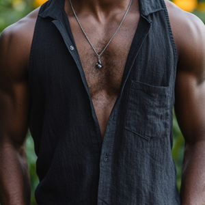 Lässiges Herrenhemd aus Baumwolle und Leinen mit aufgesetzter Reverstasche und schmalem Ärmel