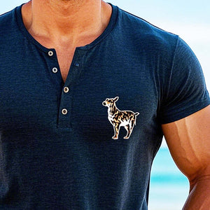 Herren-T-Shirt mit Henley-Ausschnitt und gemischtem Welpen-Print