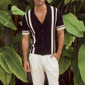 Herren-Poloshirt mit einreihigem Strickmuster, gestreiftem Revers und kurzen Ärmeln