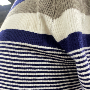 Lässiges, horizontal gestreiftes, kurzärmliges Strick-T-Shirt für Herren im Frühling und Sommer