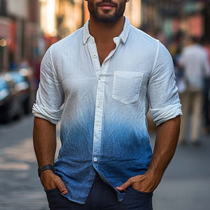 Hautfreundliches Freizeithemd aus Baumwolle mit blauem Farbverlauf und Batikmuster für Herren