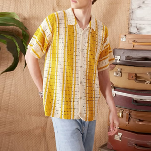 Lässiger, einreihiger, gestrickter, kurzärmeliger Cardigan mit kontrastierendem, gestreiftem Revers für Herren