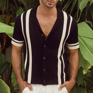 Herren-Poloshirt mit einreihigem Strickmuster, gestreiftem Revers und kurzen Ärmeln