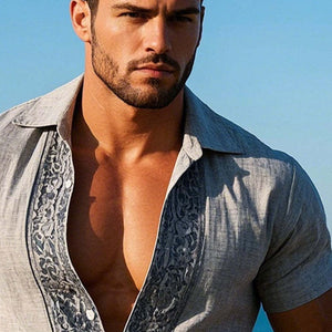 Herrenhemd mit bedrucktem Revers und kurzen Ärmeln