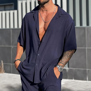 Herrenhemd mit lockerem Revers und kurzen Ärmeln
