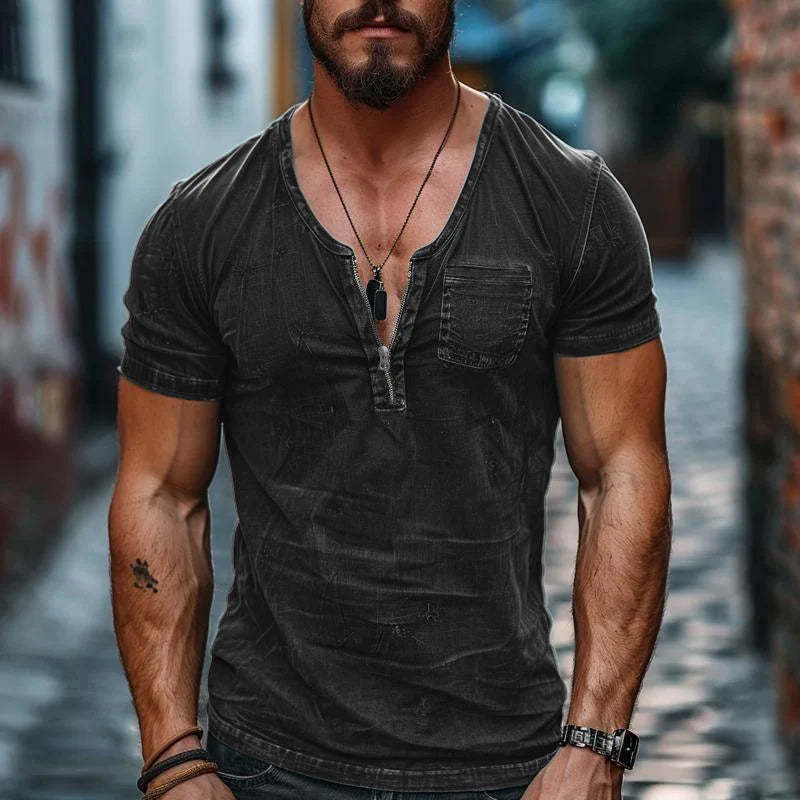Lässiges Herren-T-Shirt aus gewaschener Baumwolle mit aufgesetzter Tasche und Reißverschluss am Hals