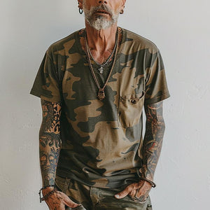 Herren-T-Shirt mit Vintage-Camouflage-Print, V-Ausschnitt, Brusttasche, kurzärmelig