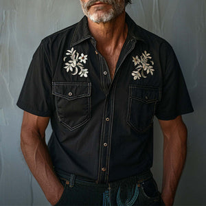 Herrenhemd aus leichtem Denim mit Stickerei und kurzen Ärmeln