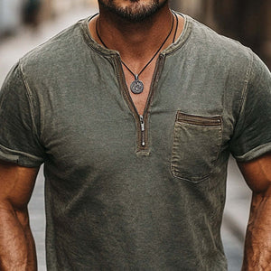 Dunkelgrünes, hautfreundliches T-Shirt mit halbem Reißverschluss im Used-Look für Herren