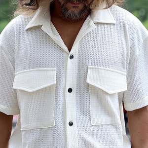 Klassisches, lässiges, modisches Herrenhemd mit Waffelbund und kurzen Ärmeln