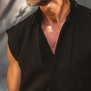 Einfaches ärmelloses Herrenhemd mit weiten Schultern