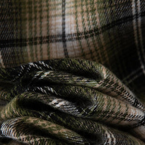 Lässiges Herrenhemd mit kariertem Revers und langen Ärmeln