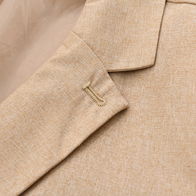 Modischer Herrenblazer mit Revers und zwei Knöpfen
