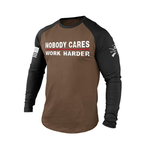 NOBODY CARES WORK HARDER Langarm-T-Shirt aus 100 % Baumwolle mit Raglan-Grafik