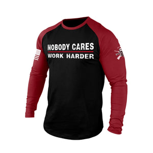 NOBODY CARES WORK HARDER Langarm-T-Shirt aus 100 % Baumwolle mit Raglan-Grafik