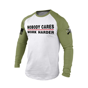 NOBODY CARES WORK HARDER Langarm-T-Shirt aus 100 % Baumwolle mit Raglan-Grafik