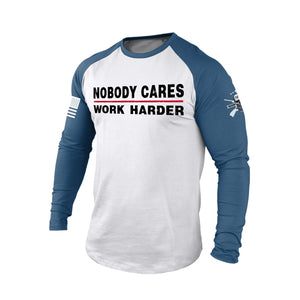 NOBODY CARES WORK HARDER Langarm-T-Shirt aus 100 % Baumwolle mit Raglan-Grafik