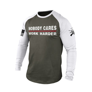 NOBODY CARES WORK HARDER Langarm-T-Shirt aus 100 % Baumwolle mit Raglan-Grafik