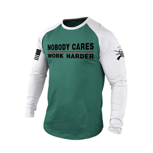 NOBODY CARES WORK HARDER Langarm-T-Shirt aus 100 % Baumwolle mit Raglan-Grafik